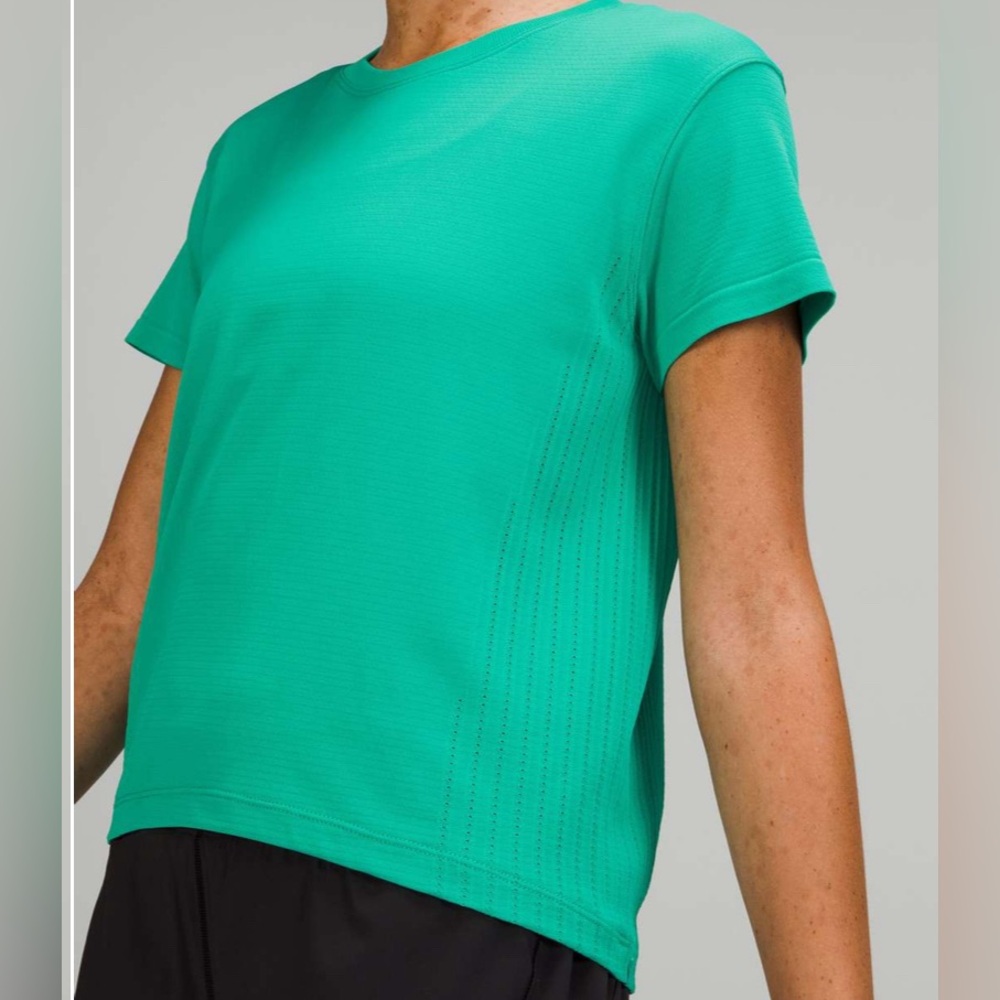 Lulu lemon train to be short sleeve shirt in Maldives green size 6